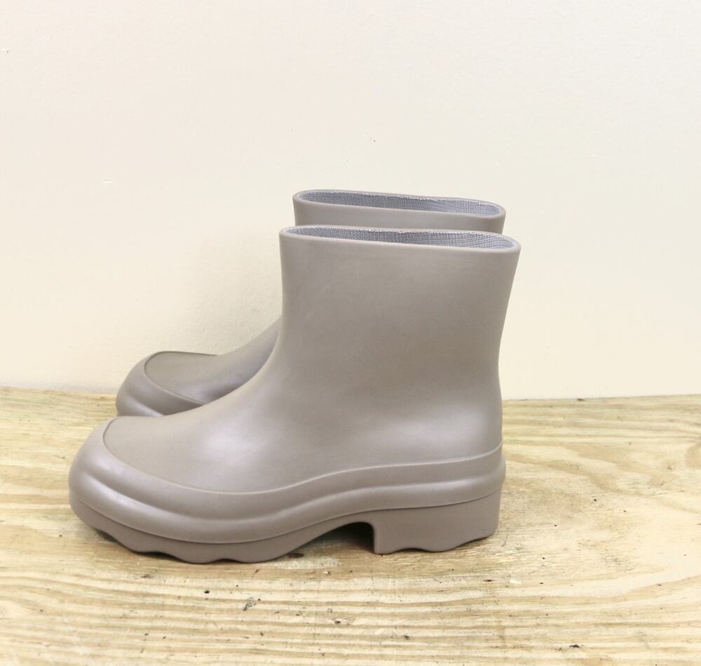 New VINCE Boots Womens 8 Gray NIA LTSTR SY RAIN BOOTS Ankle Lug Soles